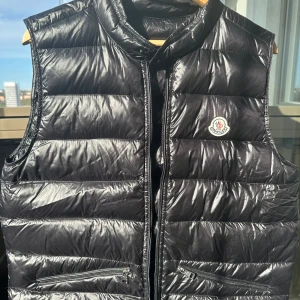 Moncler väst - Fräsch moncler väst. Storlek 2 moncler, passar M och S. Dragkedjan är sönder och behöver bytas ut därav säljs den billigt. 