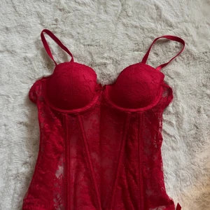 Korsett  - Super snygg korsett från h&m som inte passar mig. Storlek 38 men går att justera i midjan som ni ser på bilden. Inte använd utan bara provad så jätte bra skick! 👌🏼