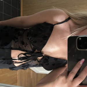 Söt topp - Säljer denna söta topp från Gina Tricot 🩷Kan justera banden och knytningen! I fint skick 