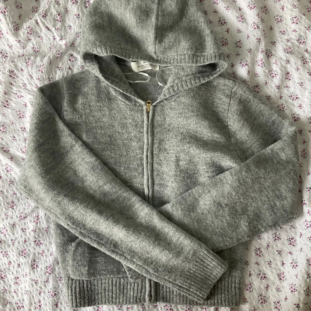 Säljer denna jättefina stickade hoodien från H&Ms barnavdelning. Säljer då den inte kommer till användning. Fint skick utan fläckar eller skador.. Stickat.