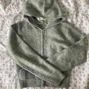 Säljer denna jättefina stickade hoodien från H&Ms barnavdelning. Säljer då den inte kommer till användning. Fint skick utan fläckar eller skador.