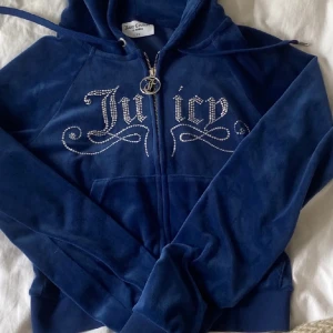 Juicy kofta  - Skit snygg juicy kofta men känner för att sälja den nu pgv att jag behöver pengar till familjen skit snygg passar XS-M inga fläckar bra kvalitet använd ganska mycket