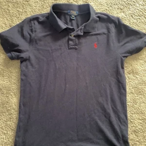 Ralph lauren - Tja säljer min Ralph lauren tröja eftersom att den är för liten. 