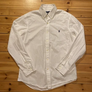 Ralph Lauren skjorta - En mycket fin Ralph Lauren skjorta i nyskick! Storlek L , slim fit. 