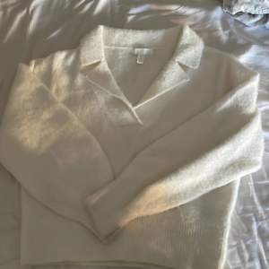 En fluffig stickad tröja från hm som bara legat i garderoben och aldrig blivit använd. Inga defekter och precis som ny