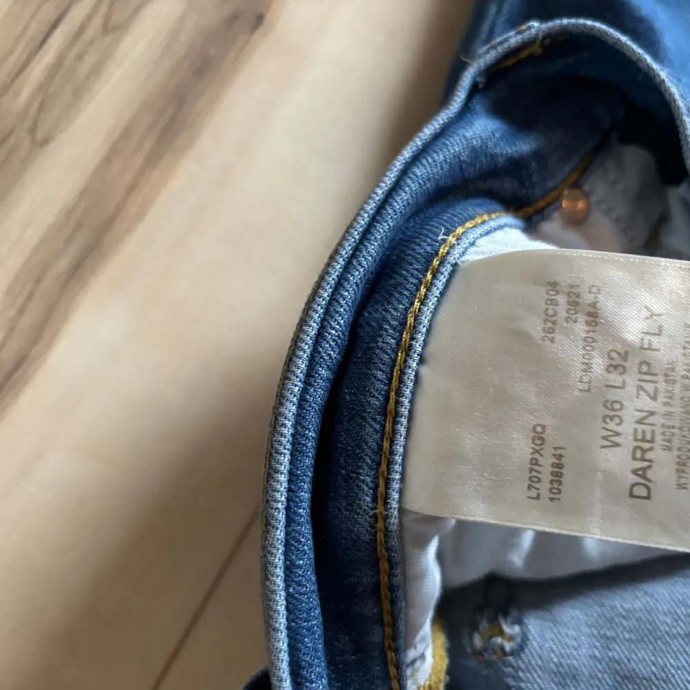 Säljer ett par gamla Lee jeans modell daren zip fly i storlek W36 L32. Jeans & Byxor.