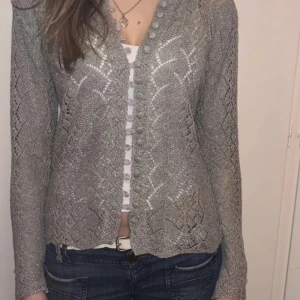 Glittrig kofta - Jätte söt Kofta ifrån bifoten, storleken är ungefär S/M. 