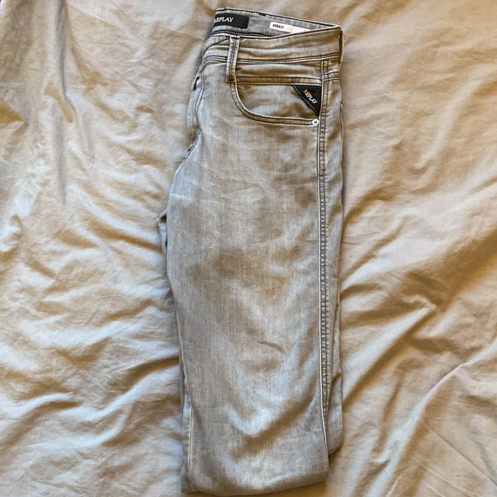 Tjo, säljer ett par riktigt feta gråa jeans. Märket är Replay och modellen heter anbass, ny pris runt 1500kr. Storlek W29 L32. Säljer pga att dem börjar bli för små men hade gärna velat ha kvar dem. Inga defekt skick 10/10. Skriv vid fråga🤩💬 Mvh LC💯. Jeans & Byxor.
