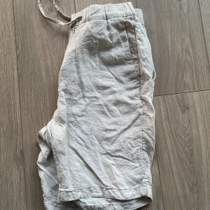 Linne shorts  - Säljer ett par linne shorts från HM. De finns inga defekter och sjukt snygga till sommaren!!! Vid funderingar ställ frågor. 