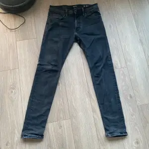 Säljer dessa snygga replay jeans i en urtvättad svart färg. Dom är i storlek 32/32 och sitter slim. Det finns inga defekter på dem. Ett rätt så bra skick på dom överlag. Modell Jondrill