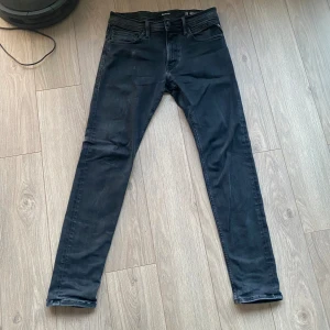 Replay jeans  - Säljer dessa snygga replay jeans i en urtvättad svart färg. Dom är i storlek 32/32 och sitter slim. Det finns inga defekter på dem. Ett rätt så bra skick på dom överlag. Modell Jondrill
