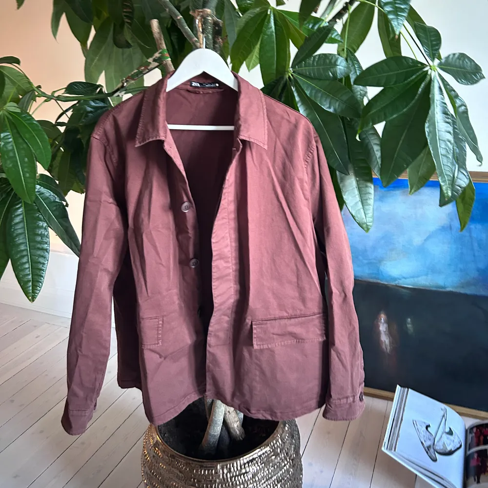 ZARA OVERSHIRT BOUGHT ON ZARA APP NEVER WORN ONLY TRIED NO TAG PROOF OF BUY AVAILABLE  SIZE L, FITS SOMEONE WHO WEARS XL ALSO. DM ME 🕷️💯💯🕷️🕷️. Jackor.