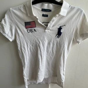 Ralph lauren tröja  - En Ralph lauren tröja, köpt just från Ralph lauren. Är i storlek M och kan användas både till kvinnor och män! Är även använde ett fåtal gånger och har inga skador på sig. 