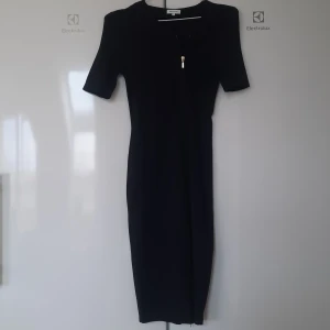 Tight klänning med dragkedja. - Snygg svart klänning, tight passform i storlek XS. Dragkedja enda ner. Passade inte mig så aldrig använd , endast provad. Köparen betalar frakt. Rök och djurfritt hem.