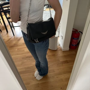 Zadig & Voltaire väska 🤍 - Svart Rocky bag iconic (Zadig & Voltaire). Fint skick! 2500 eller bud🤍 Obs de tjocka bandet finns inte kvar!