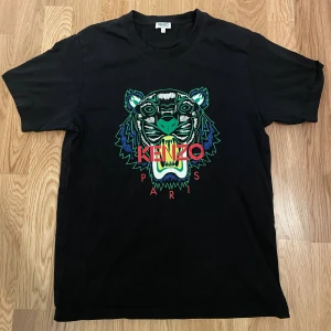 Kenzo T-shirt - Kenzo T-shirt storlek L. Knappt använd.