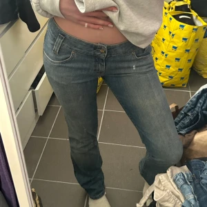Lowwaisted Lee jeans - Supersnygga lågmidjade Lee jeans! Dom är köpta här på Plick, säljer vidare då de tyvärr va förstora på mig! (Min kompis har på sig dom på dom 3 första bilderna)Jätte fina jeans i toppenskick!