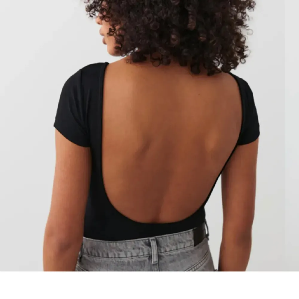 T-shirt med öppen rygg från Gina med prislapp kvar, svart i storlek S 💕 perfekt skick och mkt skönt material!. T-shirts.