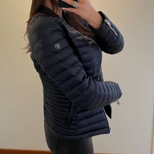 Vår/Höst Jacka - Såljer denna fina vår/höst jackan från rockandblue då den inte kommit till användning. Jackan är i nyskick och är i storlek 38 men passar även 36.🩷 (spegeln är fläckig därav fläckarna, är ej på jackan)