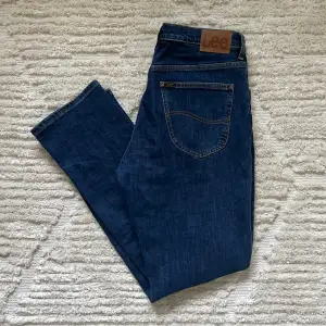 Säljer ett par Lee jeans i jättebra skick. Använda fåtal gånger och inga tecken på användning. Nypris runt 1000kr, mitt pris 599kr😊  Storlek: W34/L32
