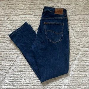 Denim jeans från Lee - Säljer ett par Lee jeans i jättebra skick. Använda fåtal gånger och inga tecken på användning. Nypris runt 1000kr, mitt pris 599kr😊  Storlek: W34/L32