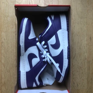 Nike dunk low retro court purple - Säljer ett par feta Dunks! Säljs pga. Fel stil. De är helt oanvända, inte ens testade. Köptes på Nike i barkarby, kvitto finns! Passar både 42 och 43. Kostar mellan 1500-2000 nya, Vid snabb affär kan pris sänkas. Tveka inte att höra av er om frågor!