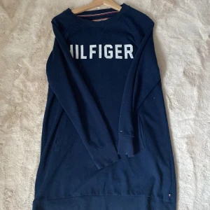 Tommy hilfiger klänning  - Fin blå klänning i storlek M med fickor framtil och stor text på klänningen