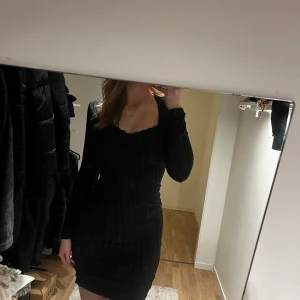 Klänning - En svart klänning som passar bra till både kalla och varma väder. Den är passbar till din kropp 💞