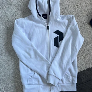 Peak performance kofta - En jätte fin peak performance kofta i storlek S. Inga fläckar eller skador. Säljer för den inte kommer till andvänding. Skriv om ni har några funderingar.🫶🏼