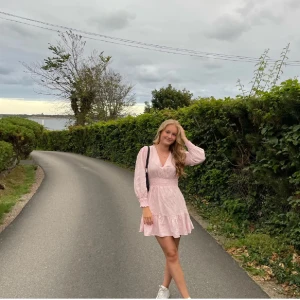 Zara klänning - Säljer min fina oanvända zara klänning, köpt förra sommaren💞💞