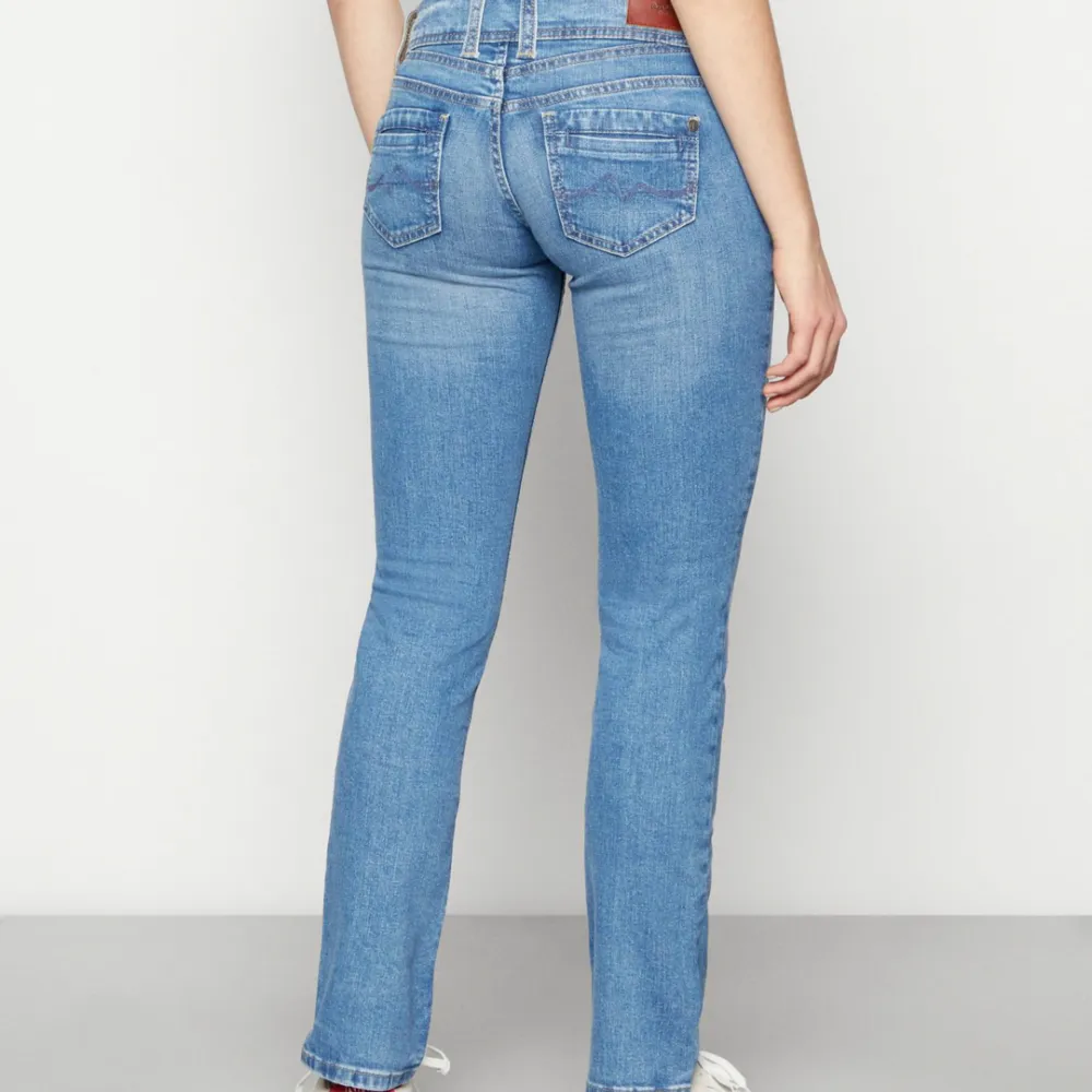 Så snygga lågmidjade jeans från Pepe i strl 27x32. Köpta på zalando i våras, sparsamt använda. Orginalpris är 799kr, pris kan diskuteras ✨. Jeans & Byxor.