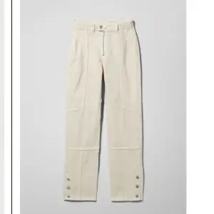 Säljer dessa byxor från weeday då de är för små. De är stl 34 men passar någon som har stl 32. Originalpris: 600kr.,