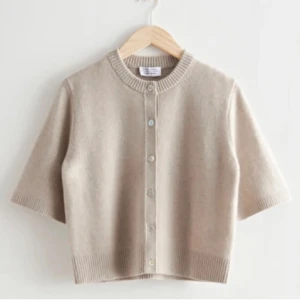 & Other Stories tröja - Säljer denna populära kortärmade tröja / kofta från & Other Stories. Sparsamt använt och inga defekter. Storlek M, men passar mig som vanligtvis har XS-S i tröjor. Minns ej nypris. 🩶