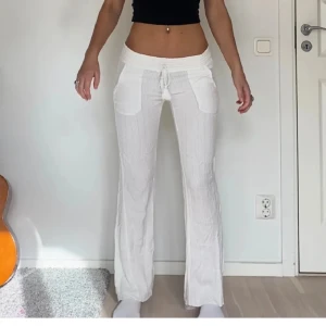 Roxy - Byxor från Roxy som jag tyvärr måste sälja efter dom dom är för stora. (De är inte i det vanliga linnemattialet). De första bilderna är lånade❤️❤️