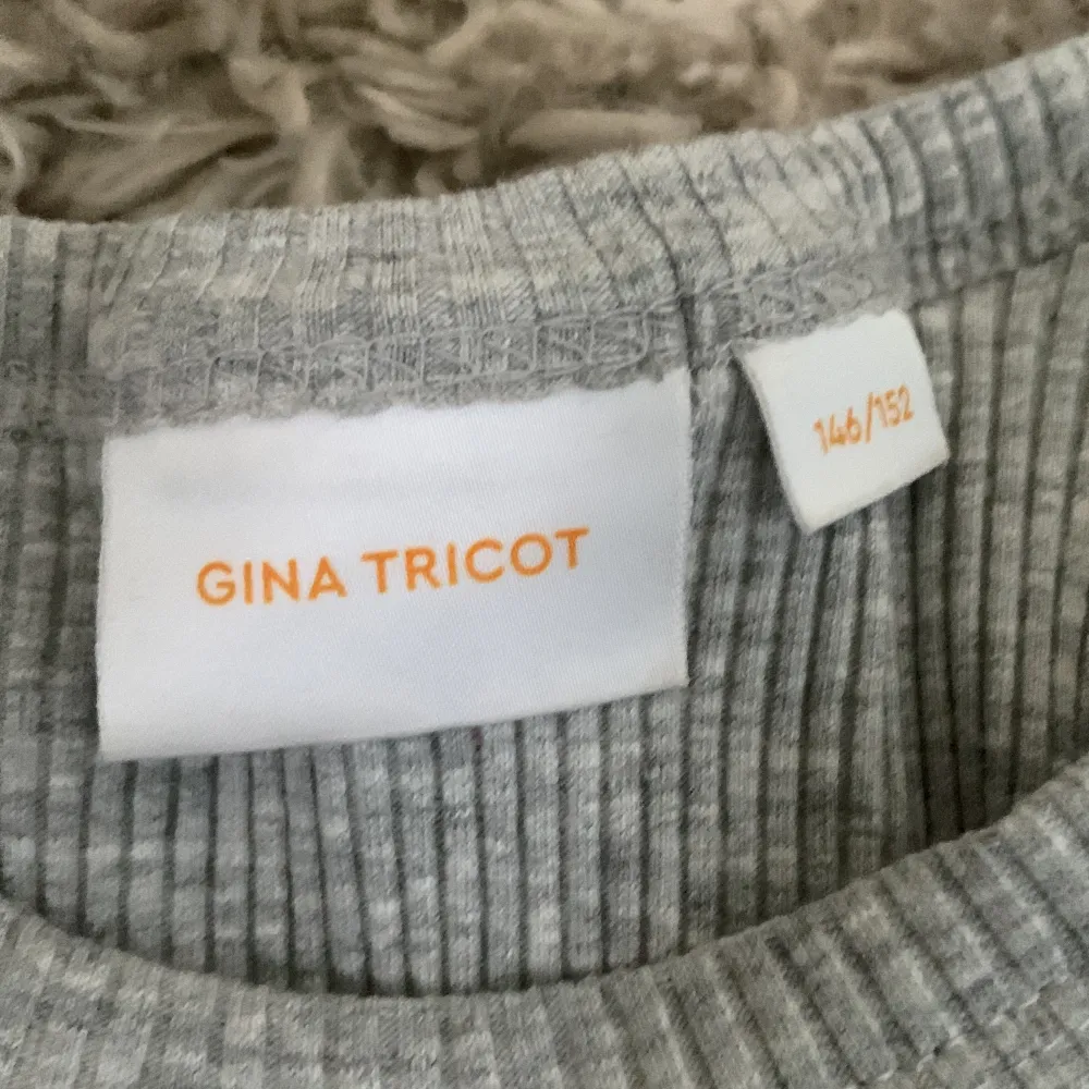 Säljer detta linnet i st 146/152 i grå färg från Gina Tricot ett väldigt fint linne i ny skick 🩶🩶😍👌🏻. Toppar.
