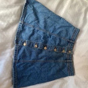 H&M Jeanskjol  - Jeanskjol från H&M i storlek 36, fint skick. 