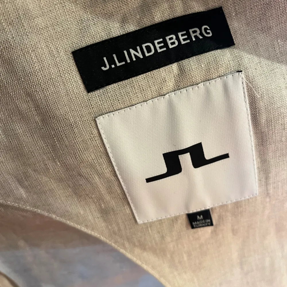 J.lindeberg linne overshirt, prerfekt nu till sommaren. Nypriset är ca 2500 kr.  Skicket är 10/10. Han på bilden är 184. Tröjor & Koftor.