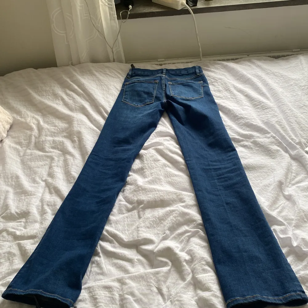 Jätte fina snygga bootcut jeans! Köpte för 379kr men säljer för 200.. Jeans & Byxor.