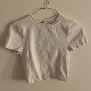 Zara topp - Jättesöt topp ifrån Zara som tyvärr inte kommer till användning, skriv om ni har någon fråga!☺️
