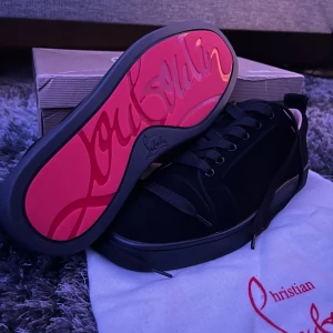 Louboutin - Säljer mina loubs helt oanvända och inga defekter, box, dustbag och kvitto ingår, priset är inte fast spikat så kan ändras vid snabb affär