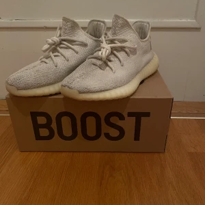Yeezy Boost 350 V2 - Säljer mina vita yeezys därav att dom är försmå så kommer inte till användning. Super fint skick nästan aldrig använda. Tillkommer orginal boxen. Värda 3600kr. Skriv för fler bilder eller om ni har några funderingar!