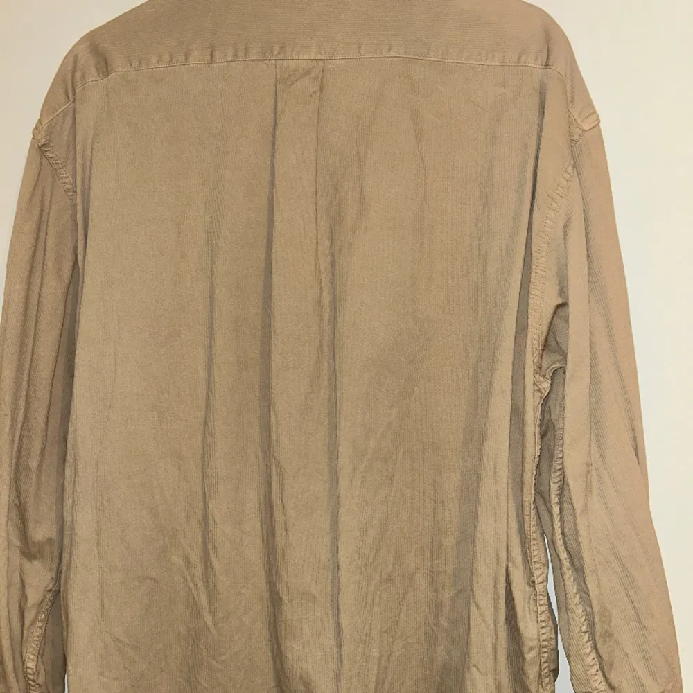 En Roy brooke skjorta, skit snygg!! Storlek XL men är som L✅🔥  Orginal pris 700kr. Skjortor.