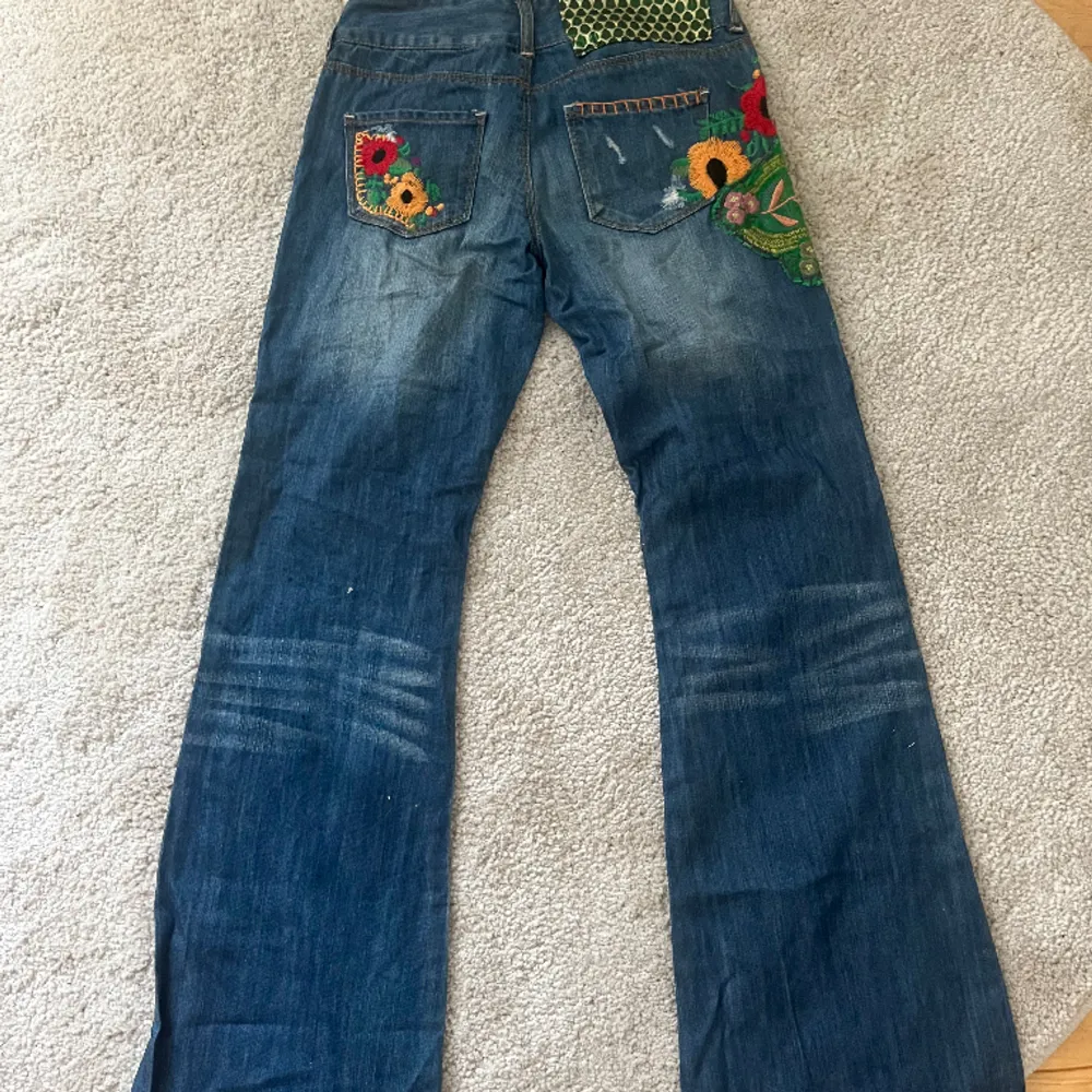 Säljer mina skit coola jeans från Desigual med snygga detaljer. Säljer dessa eftersom jag växt ur dom. Dom är en del använda men är fortfarande i bra skick! Storleken är 36, men skulle även kunna passa 34! . Jeans & Byxor.