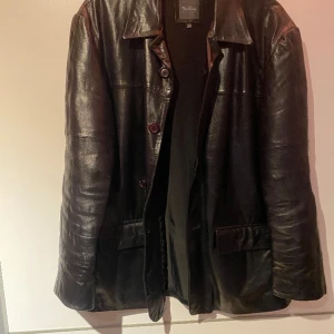Läderjacka, Björn Borg 90s - Vintage jacka från 90 talet som inte längre passar, 75 cm längd 55 cm bredd, skicka pm för mer bilder. Äkta läder. 