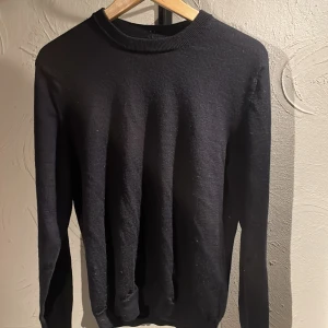 Merinoull tröja  - Säljer en snygg och stilren merino ull tröja. Tröjan passar både S och M. Nypris: 900 kr 