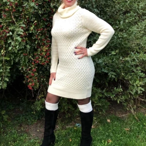 Stickad klänning - Säljer denna stickade klänning i strl 36/38 (S). Använd ett fåtal gånger