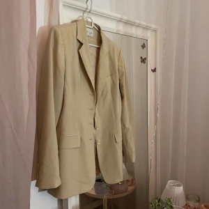 Djerf avenue liknade kavaj  - Djerf avenue LIKNANDE kavaj. Står ingen storlek men passar XS/S. Bra skick 💕