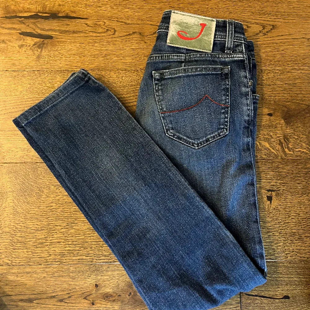 Säljer dessa slim jeans från Jacob Cohën i storlek 31. Jeansen är i modellen 688 och är i väldigt bra skick. Skriv om du har några frågor. Pris kan diskuteras vid snabb affär.. Jeans & Byxor.