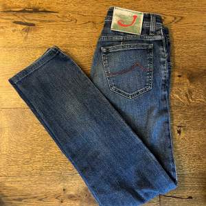 Säljer dessa slim jeans från Jacob Cohën i storlek 31. Jeansen är i modellen 688 och är i väldigt bra skick. Skriv om du har några frågor. Pris kan diskuteras vid snabb affär.