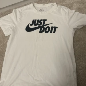 Nike T-shirt  - Använd max 3 gånger och säljer då jag inte använder den. Köptes för ca 550kr och har inga defekter.